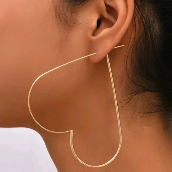 Heart Hoop Earrings 💕 - Picture 3 of 4